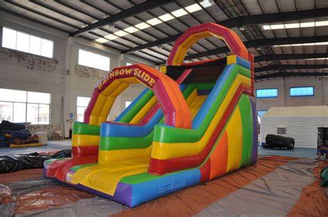 Scivolo gonfiabile arcobaleno